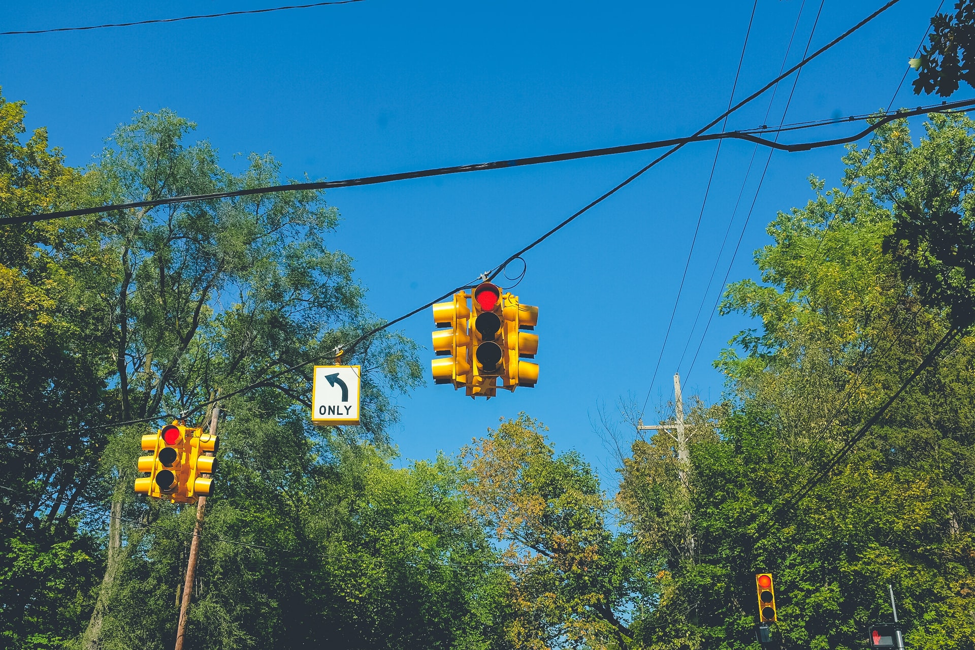 Traffic lights representing the effectiveness of red light cameras in decreasing car accidents