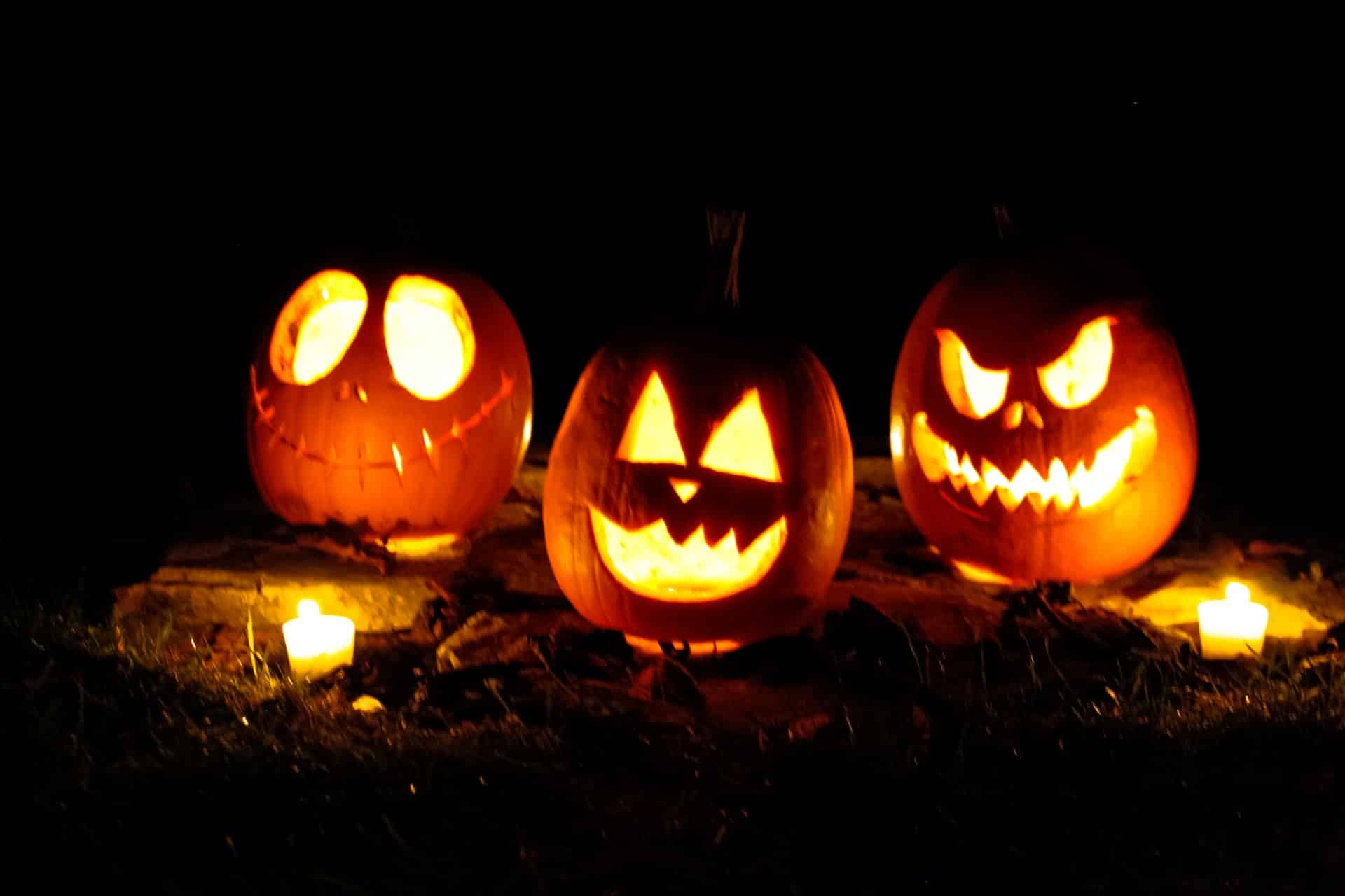 jack o lanterns on front step