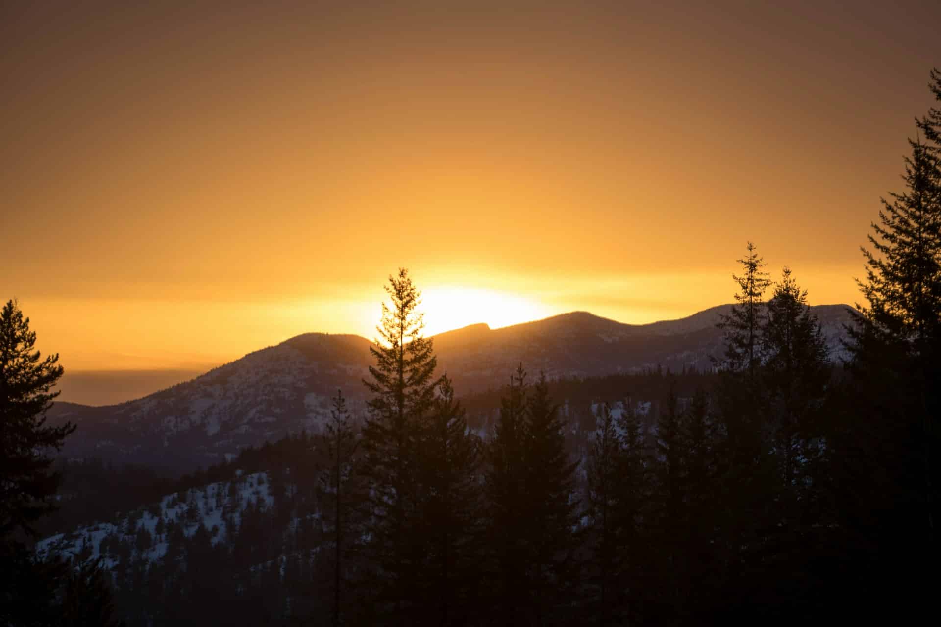 the sun setting over the mountains